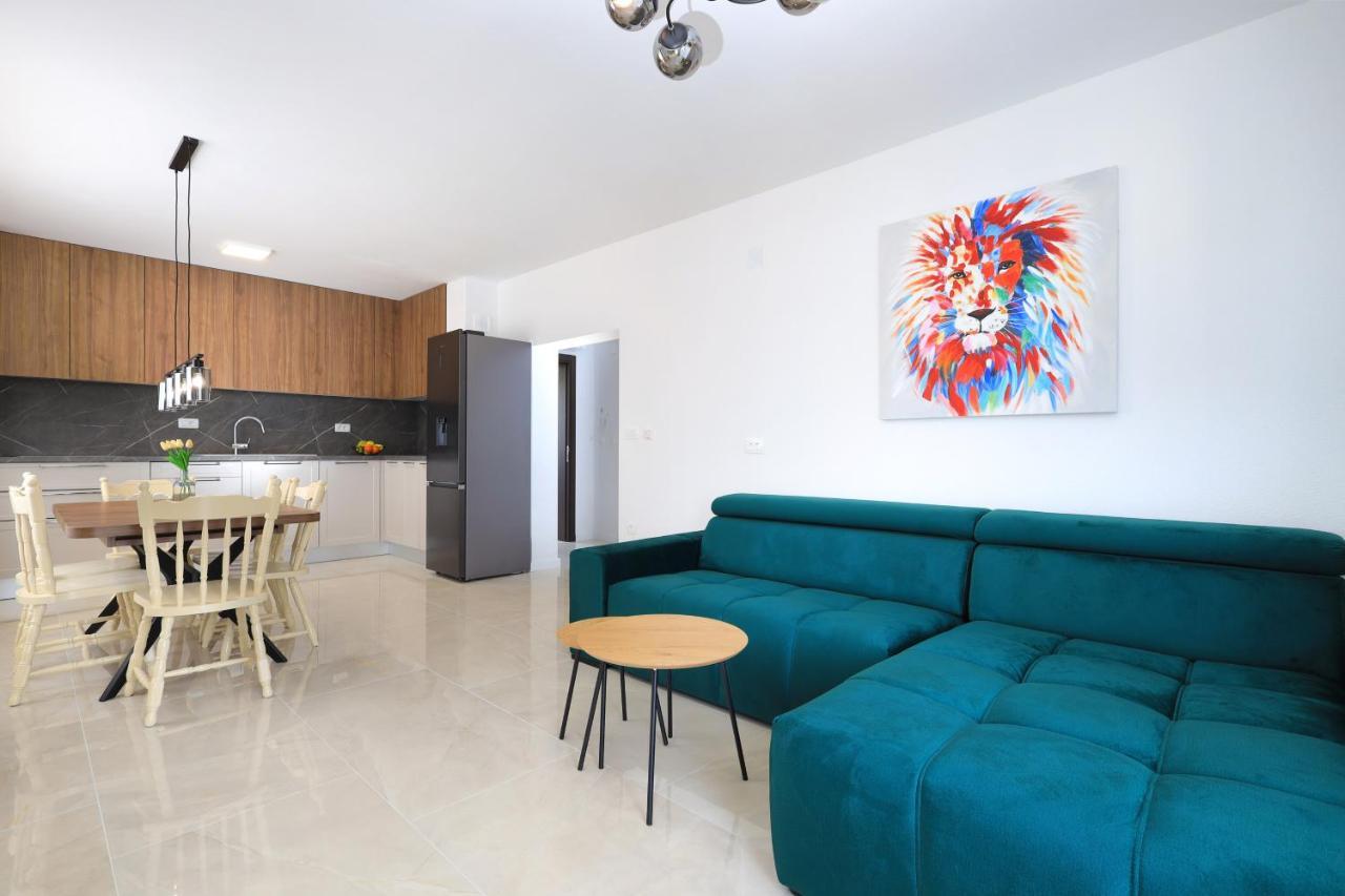 Bonaca Apartments With Terrace And Private Parking Kaštela Buitenkant foto